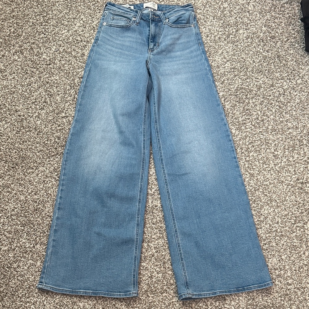 Universal Thread High Rise Everyday Wide Leg Jean. Size 6R